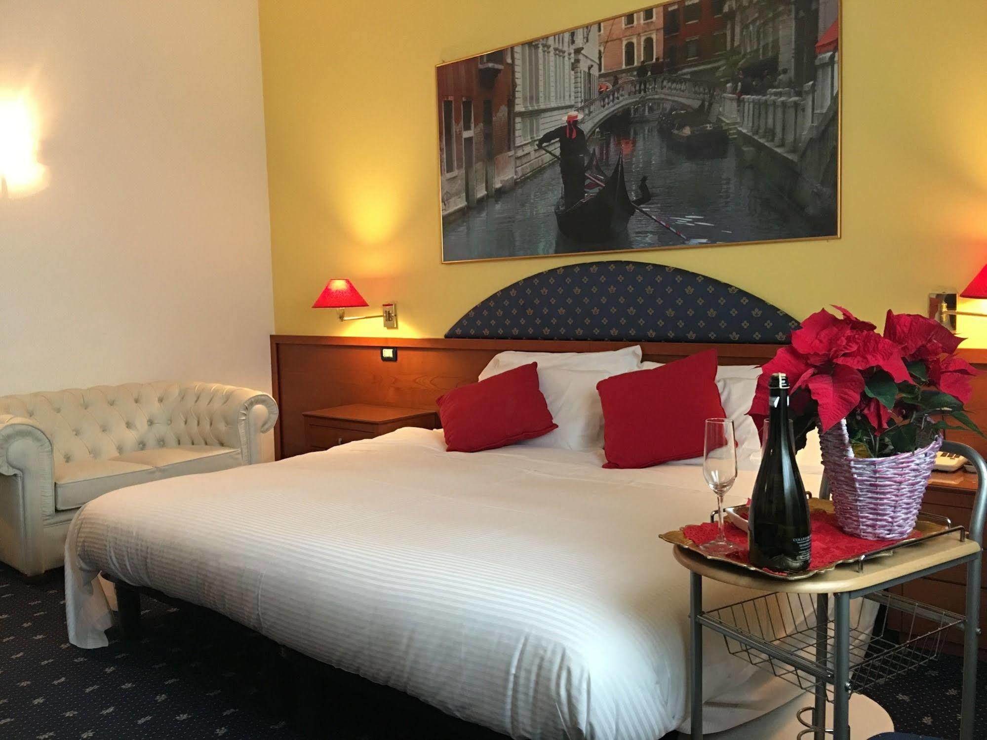 Venice Hotel グリジニャーノ・ディ・ゾッコ エクステリア 写真