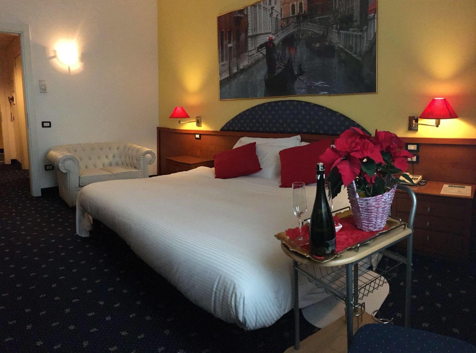 Venice Hotel グリジニャーノ・ディ・ゾッコ エクステリア 写真